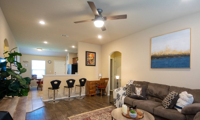 Highfill Casa | COZY DEN! Practical 3BD 2B home with fenced back yard
