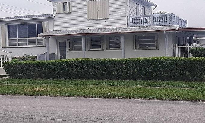 Boulevard Heights Apartamento | Cozy department (duplex, completely separate) centrally located in Broward FL.