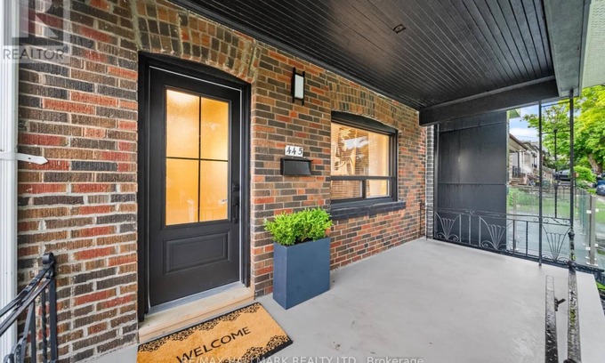 Earlscourt Casa | Cozy detached House In Midtown Toronto,!