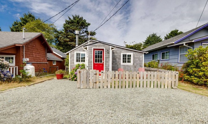 Rockaway Beach Cabina | Cozy Dog-Friendly Cabin near Twin Rocks