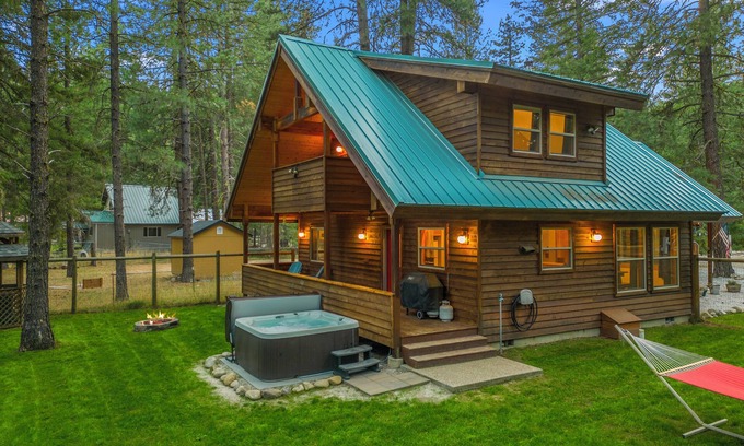 Leavenworth Casa | Cozy-dog friendly cabin with a hot tub, fireplace, that sleeps 6 guests.