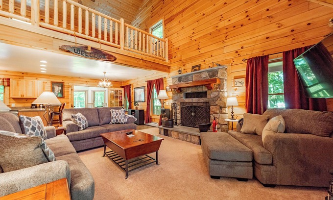 Oakland Casa | Cozy Dog Friendly Cabin Near State Park w/ Hot Tub