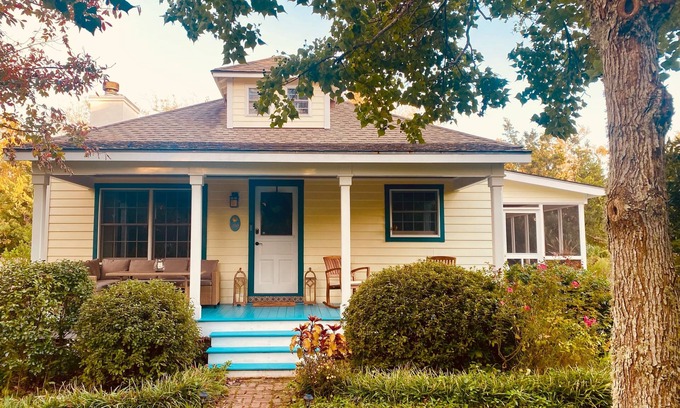 Morehead City Cabaña | Cozy Dog-Friendly Cottage in Heart of Beaufort