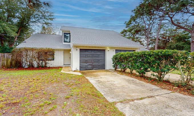 Navarre Casa | Cozy dog-friendly duplex with private yard and close to everything