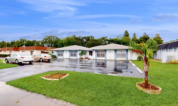 Largo Casa | Cozy, dog friendly home close to shopping, entertainment, AC and WIFI
