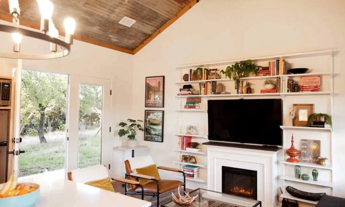 Austin Cabaña | Cozy, dog friendly, private & county chic Hill Country cottage -15 min to Austin