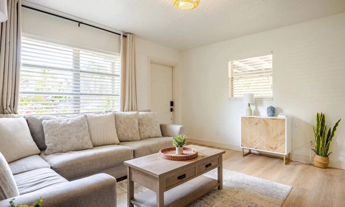Apollo Beach Casa | Cozy Dog-friendly Bungalow