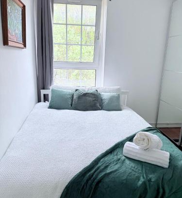 Shadwell Casa | Cozy Double Room Retreat-Private room with shared bathroom -king size bed, near Station, for 2 ppl near Central LONDON