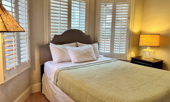 Downtown Burlingame Cama Y Desayuno | Cozy, Downtown Burlingame 1/1