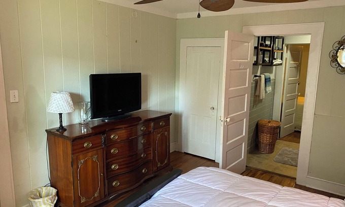 Dade City Cabaña | Cozy downtown Dade City cottage. Pet friendly.