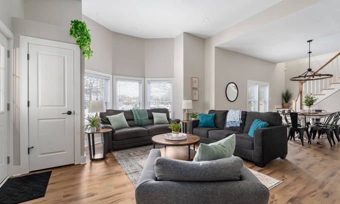 Holy Cross Casa | COZY DOWNTOWN HOME ONLY1 MILE FROM CENTER OF CITY - COMPLETELY RENOVATED!