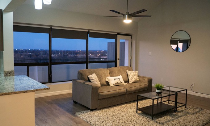 Medical District Apartamento | Cozy Downtown Luxury High-Rise: Sleeps 6