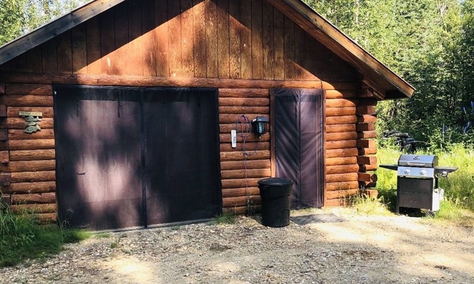Fairbanks Cabina | Cozy dry cabin on the river. Pet friendly!