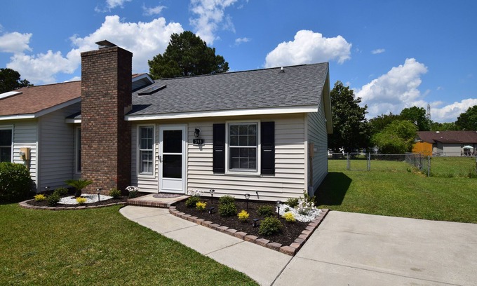 Jacksonville Casa | Cozy duplex Close to Base, shops, Children's Park
