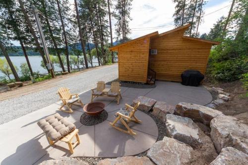 Valley Casa | Cozy Duplex Unit - Beautiful Lake Views!