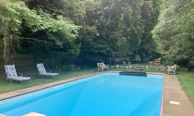 Chilmark Apartamento | Cozy efficiency apartment/heated pool