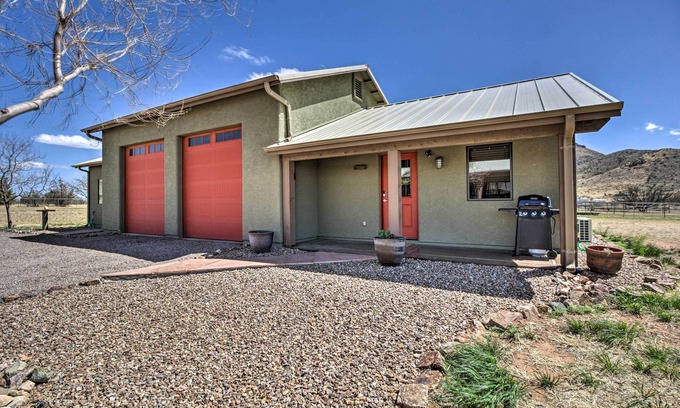 Elgin Apartamento | Cozy Elgin Casita w/ Gas Grill: Pets Welcome!