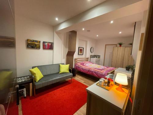 Hove Casa | Cozy En-Suite Room with Free Parking Included