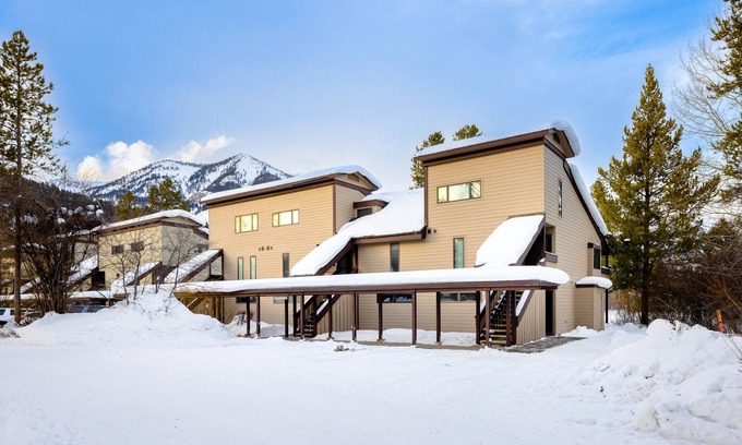 Moose Wilson Road Condominio | Cozy end condo with fireplace & washer/dryer - near Teton Village & Jackson