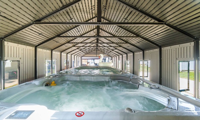 Millersport Cabaña | Cozy Entertaining Waterfront 3Bd w/SwimSpa/Hot Tub