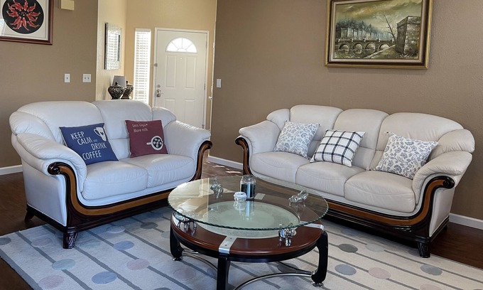 Elk Grove Casa | Cozy Entire House in Elk Grove 3b/2b with big yard