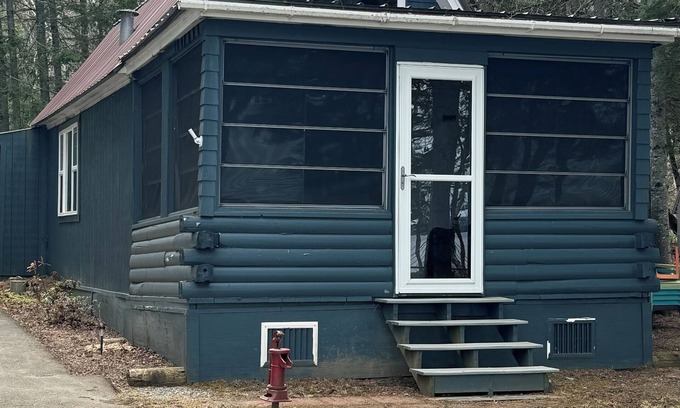 Portage Lake Cabina | Cozy escape in Portage Lake. Sleeps up to ten people!