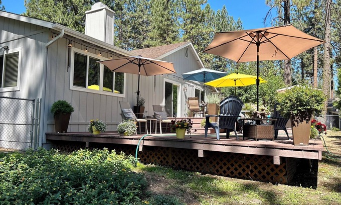 Plumas Eureka Estates Casa | Cozy Evergreen Cabin, walking distance from Plumas Pines golf course