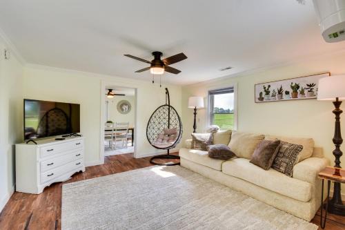 Fair Play Casa | Cozy Fair Play Home with Deck 4 Mi to Lake Hartwell!