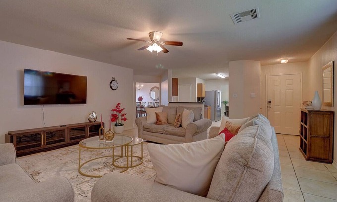 Barker Casa | Cozy Fall Home! Fast Wi-Fi, & Free Snacks!