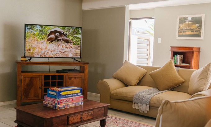 Melkbosstrand Cabaña | Cozy family and pet friendly beach house - 500 m to the beach!