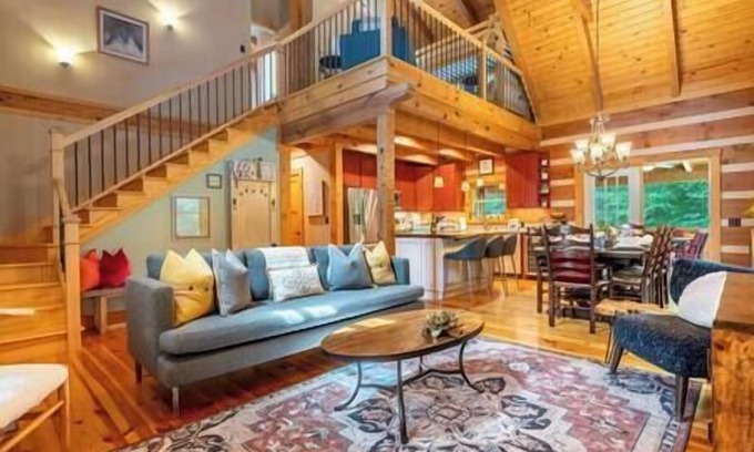 Hot Springs Casa | Cozy Family Cabin Retreat with hot tub. Nestled in the Appalachian Mountains