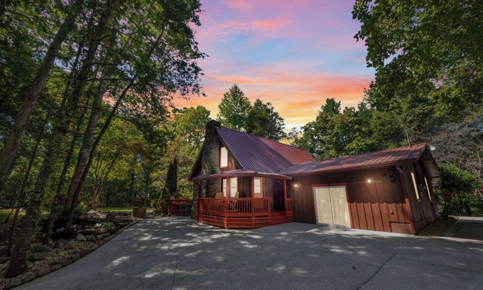 Rocky Grove Cabina | Cozy Family Cabin in charming Smoky Mountain- Pets allowed