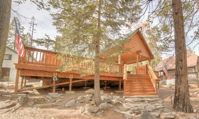 West Village Cabina | Cozy Shaver Lake Cabin: West Village, WIFI, completamente remodelado
