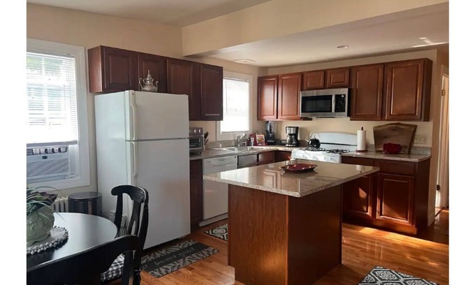 Barrington Cabaña | Cozy Family Cottage within walking distance to Barrington Center.