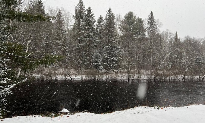 Hastings Highlands Cabaña | Cozy family cottage with beautiful scenic view on York river in Bancroft