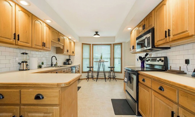 Raytown Casa | Cozy Sleeps 10 3 Bdrm