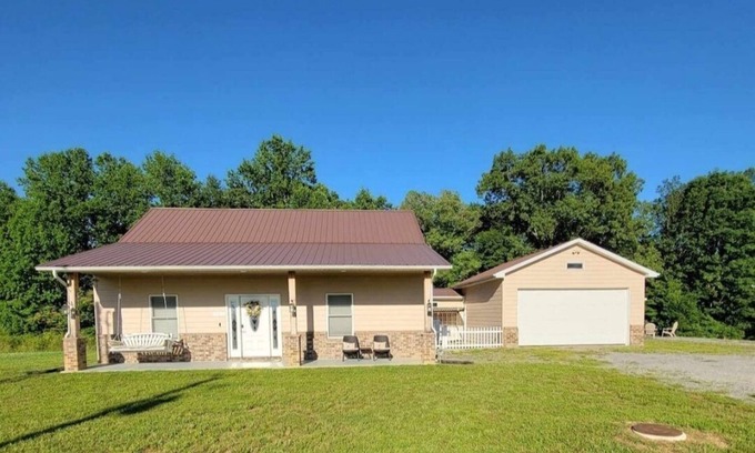 Nancy Cabina | Fishing Cabin, Boat Parking/RV Camper, Near Lake 1/2mile beautiful walk/view!