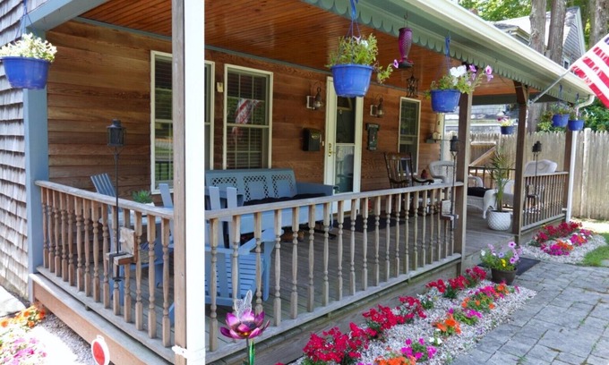 Falmouth Cabaña | Cozy family-friendly cottage on beautiful Shining Sea bike trail