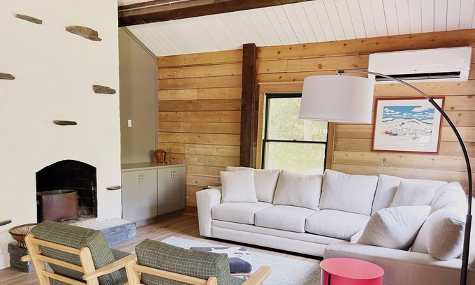 Stowe Hollow Chalet De Esquí | Cozy, family-friendly chalet near hiking and skiing. Pet-friendly.