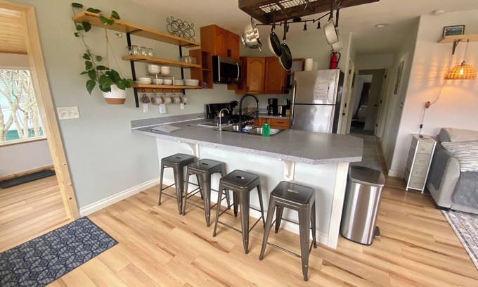 Homer Casa | Cozy family- friendly in town house w/ a backyard, garden, BBQ, and a firepit.