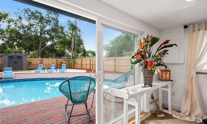 Sarasota Springs Casa | Cozy Family Friendly Newly Remodeled Salt Water Pool Home close Beach/Downtown