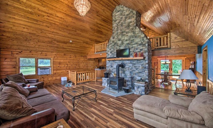 Pine Grove Casa | Cozy Family-Friendly Pine Grove Cabin with Fire Pit!