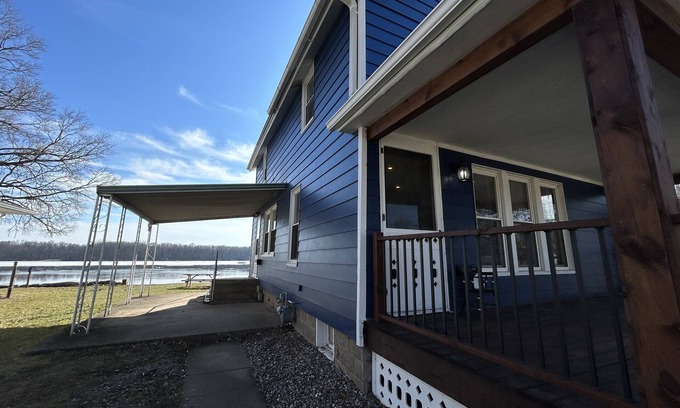 Camanche Casa | Cozy Family-Friendly Riverfront Home. Perfect Setting for All Celebrations!