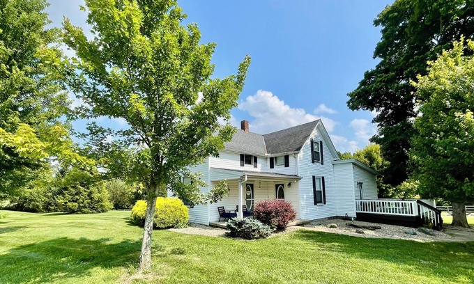 Brookville Otro | Cozy family friendly farmhouse, minutes from Brookville lake.