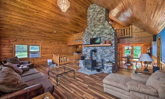 Pine Grove Cabina | Cozy Family-Friendly Pine Grove Cabin w/ Fire Pit!
