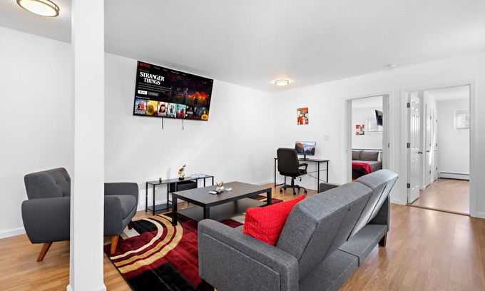 Constable Hook Casa | Cozy Family Getaway - NYC & NWK w/free parking