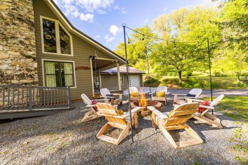 Bryson City Casa | Cozy Family Getaway w Games Hot Tub & Fire Pit