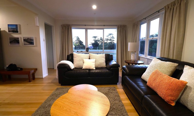 Mangere Bridge Casa | Cozy Family Home, 10mins from the Airport, Pet Friendly!