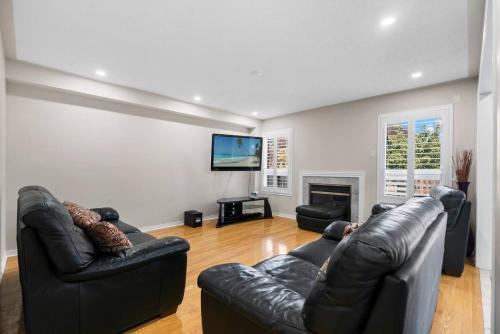 Churchill Meadows Casa | Cozy Family Home Netflix Backyard and Quiet Area