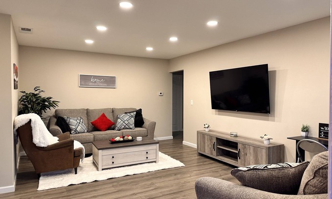 Reseda Casa | Cozy Family Home | Private yard - Pets Welcome.